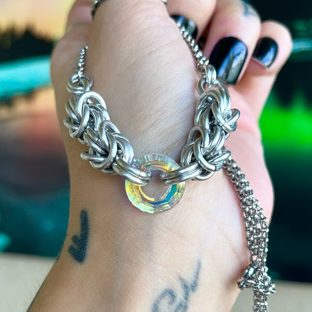 Handmade maille choker necklace with rainbow iridescent swarovski circle crystal - Picture 4 of 15